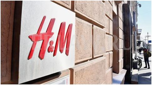 Вывеска магазина H&M на Тверской улице в Москве