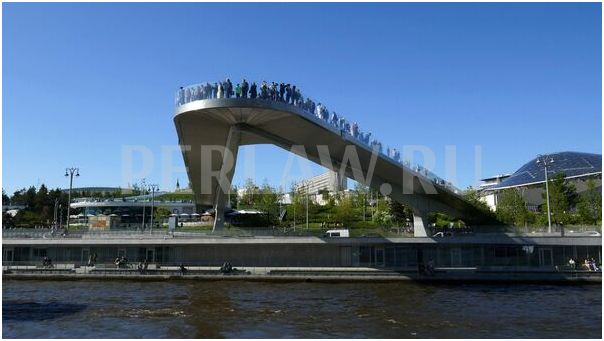 Парящий мост в природно-ландшафтном парке Зарядье в Москве.