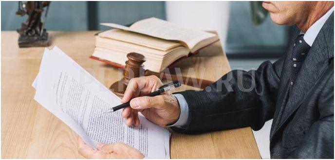 Судья с завещанием по наследству, изучает документы